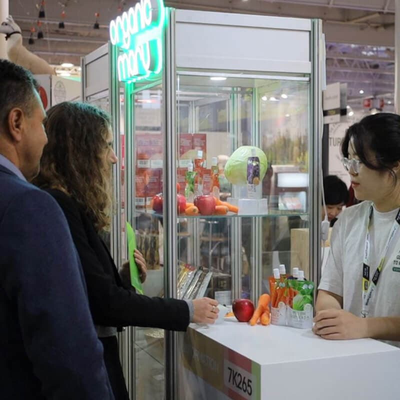 Khách quốc tế tìm hiểu sản phẩm tại gian hàng